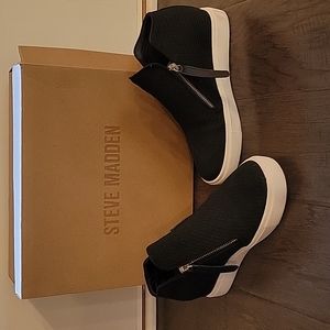 Like New Steve Madden Black Sneaker size 6